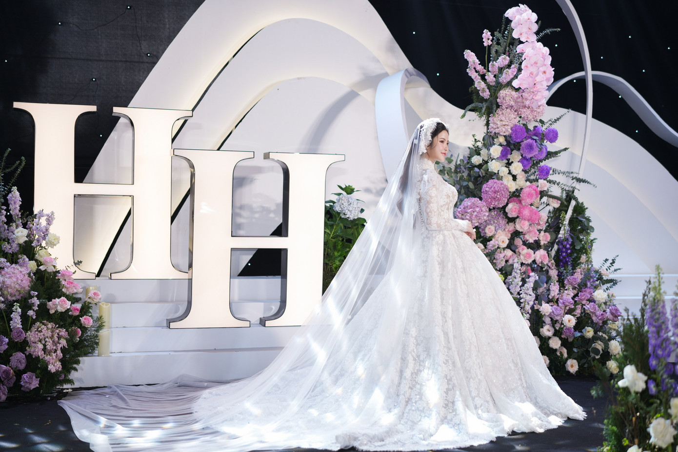 Cận cảnh váy cưới trị giá 150 triệu đồng của Chu Thanh Huyền.