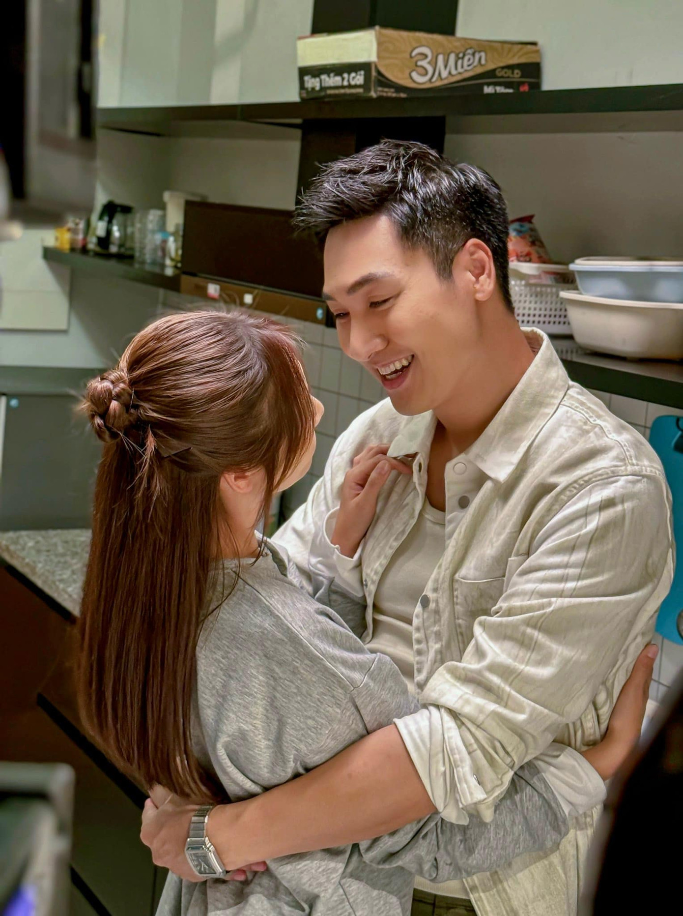 Khán giả bội thực cảnh tình cảm, ôm ấp của Huyền Lizzie và Mạnh Trường trong phim. Khán giả bội thực cảnh tình cảm, ôm ấp của Huyền Lizzie và Mạnh Trường trong phim.