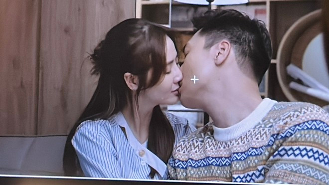 Những cảnh hôn bị cho thiếu cảm xúc. Những cảnh hôn bị cho thiếu cảm xúc.