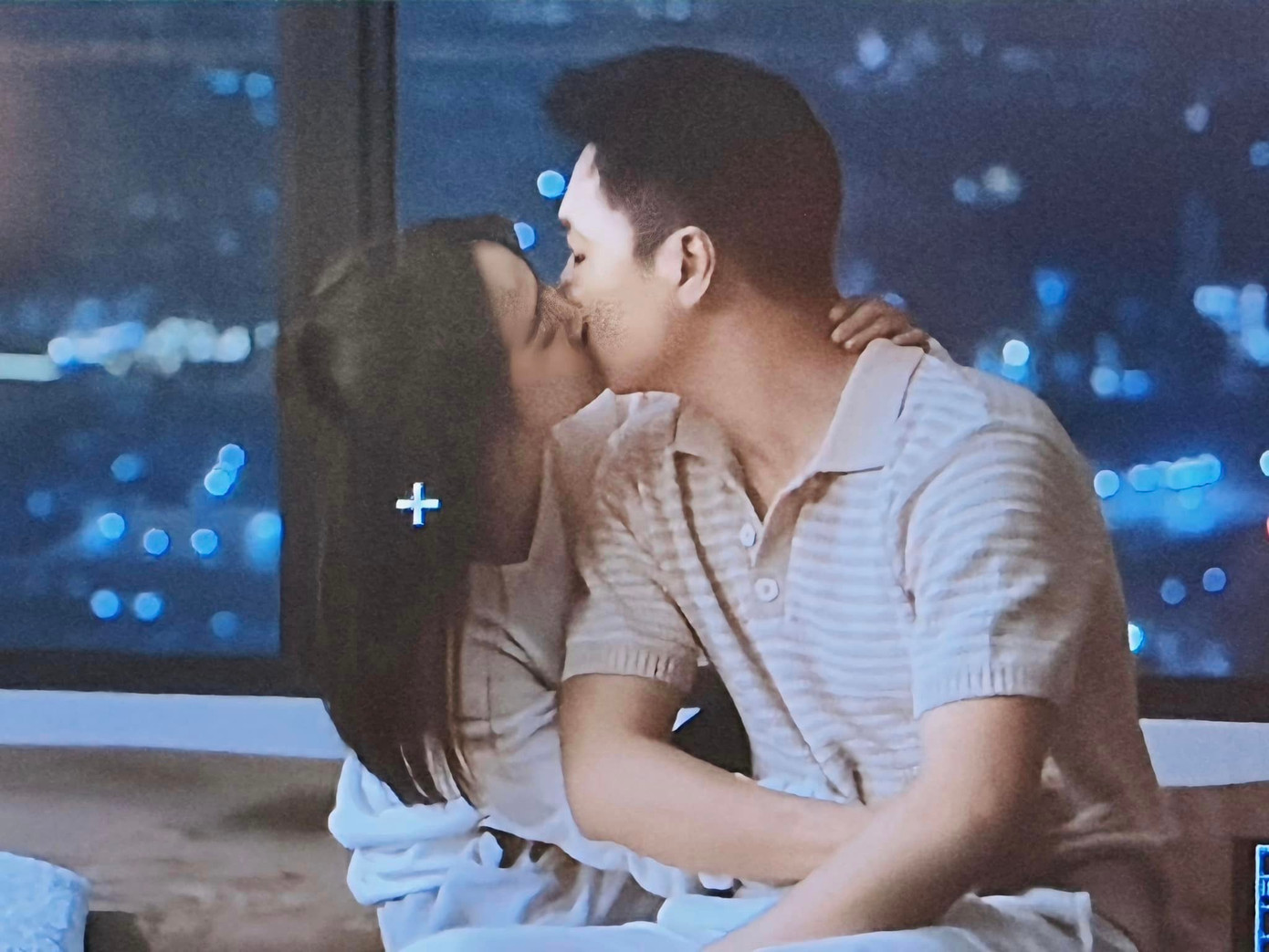 Những cảnh hôn bị cho thiếu cảm xúc. Những cảnh hôn bị cho thiếu cảm xúc.