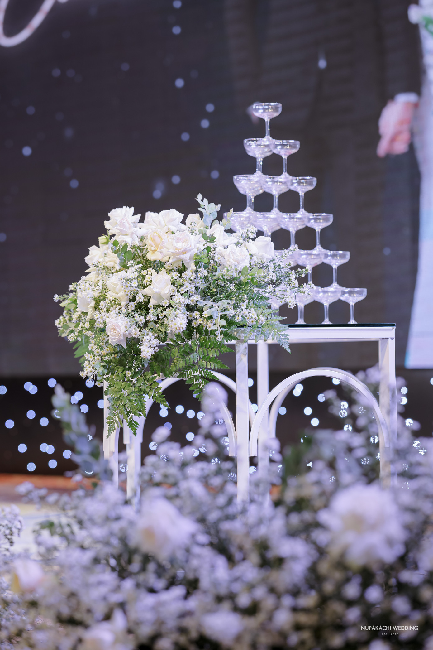 Những khoảnh khắc của cặp đôi được bày tại sảnh đón khách.