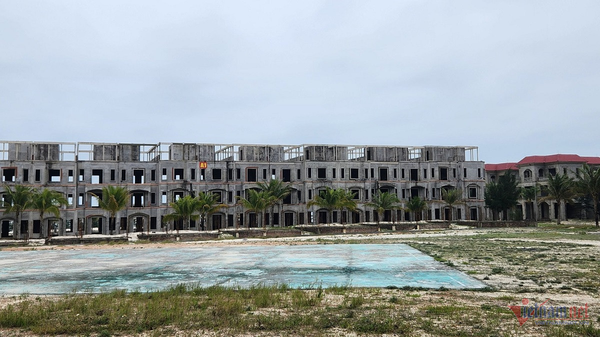 Hàng loạt biệt thự cao cấp bỏ hoang. Ảnh: CTV.