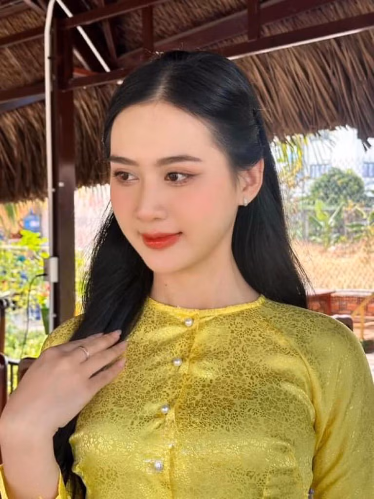Tuy nhiên, công khai chưa lâu, cả Hoài Lâm và Kim Ngân đều nhanh chóng ẩn hình ảnh chụp chung về chế độ riêng tư. Tuy nhiên, công khai chưa lâu, cả Hoài Lâm và Kim Ngân đều nhanh chóng ẩn hình ảnh chụp chung về chế độ riêng tư.