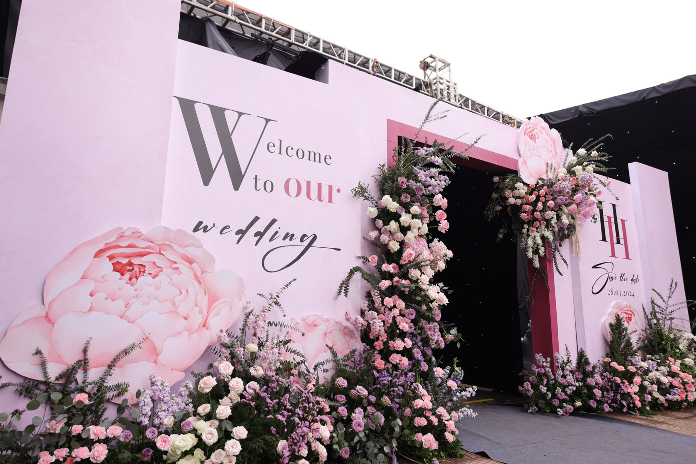 Lúc này, công tác chuẩn bị ở nhà cô dâu Chu Thanh Huyền đã sẵn sàng. Rạp cưới được trang trí chủ yếu với tông trắng, hồng.