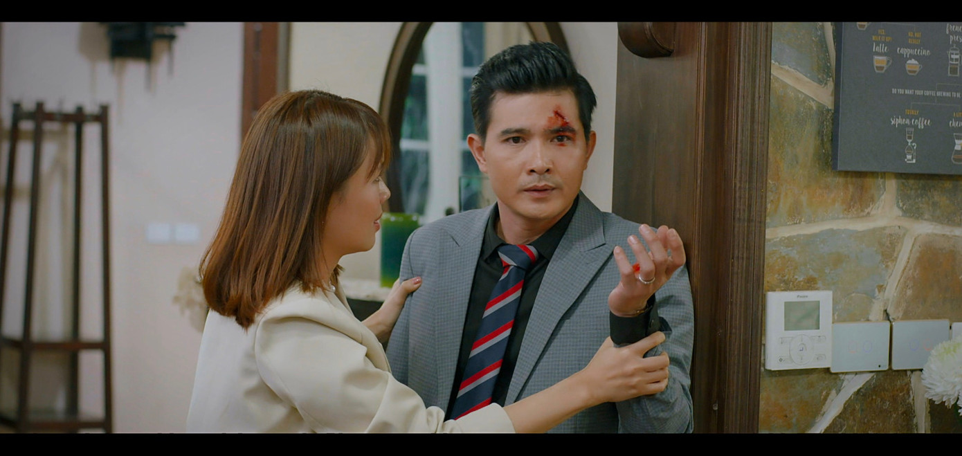 Cảnh Quang Sự bị ném bát chảy máu đầu trong phim Trạm cứu hộ trái tim.