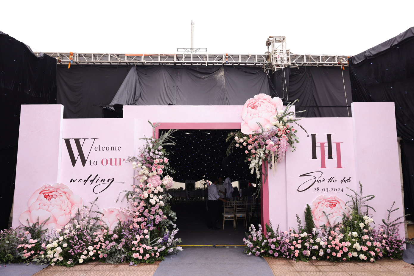 Lúc này, công tác chuẩn bị ở nhà cô dâu Chu Thanh Huyền đã sẵn sàng. Rạp cưới được trang trí chủ yếu với tông trắng, hồng.