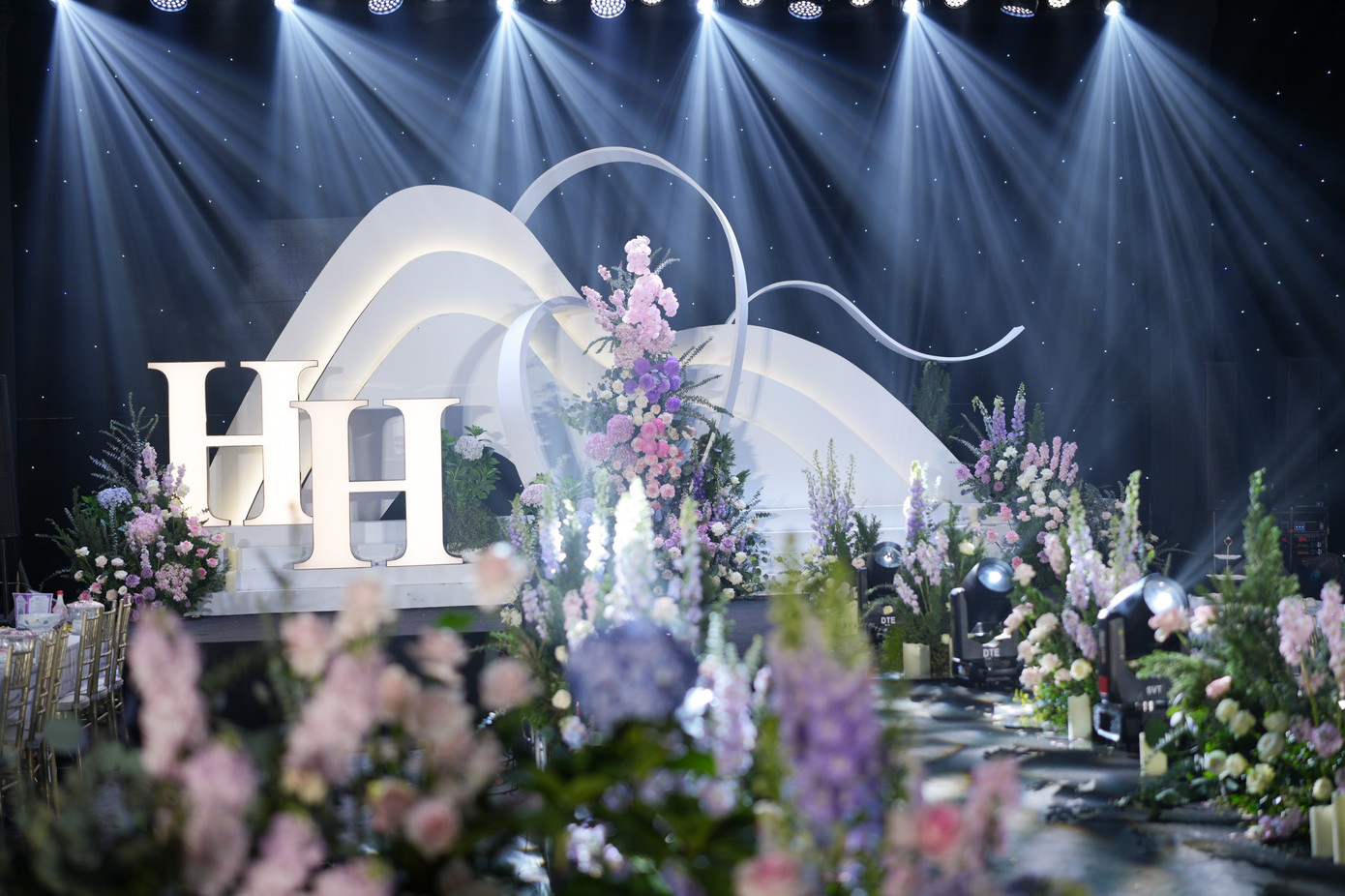 Đơn vị thiết kế, thi công trang trí toàn bộ bằng hoa tươi.