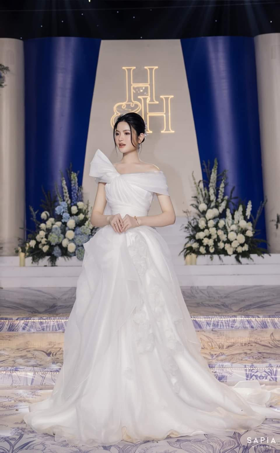 Cả 4 mẫu váy của Chu Thanh Huyền diện trong ngày cưới đều có điểm chung là phần thân xòe bồng, che vòng hai. Đây cũng là lý do nhiều người hâm mộ hoài nghi cô đang mang bầu. Tuy nhiên, cả Quang Hải và Chu Thanh Huyền chưa xác nhận thông tin này.