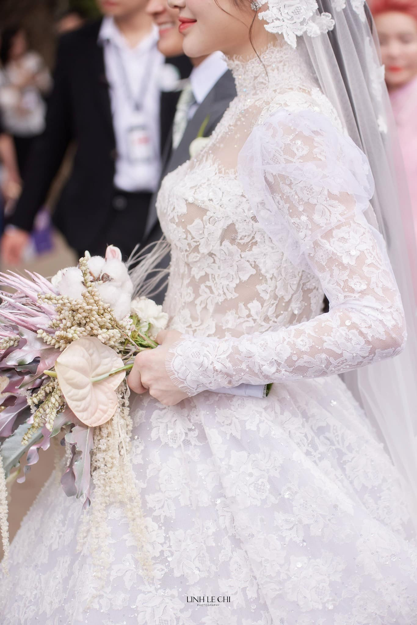 Nhà thiết kế cho biết mẫu váy này được cô và ê-kíp sáng tạo dựa trên câu chuyện tình yêu của Quang Hải và Chu Thanh Huyền. Ảnh: Lê Chí Linh.