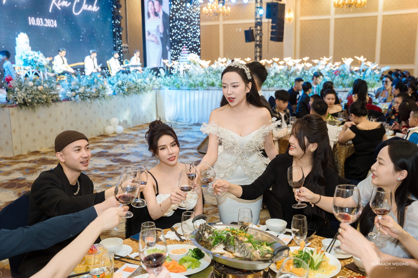 Nhã Phương, Lê Giang từ TPHCM ra dự đám cưới của đàn em. Trước đó, Kim Oanh có thời gian sống và hoạt động nghệ thuật ở TPHCM. Sau khi quyết định kết hôn, nữ diễn viên chuyển hẳn ra Hà Nội.