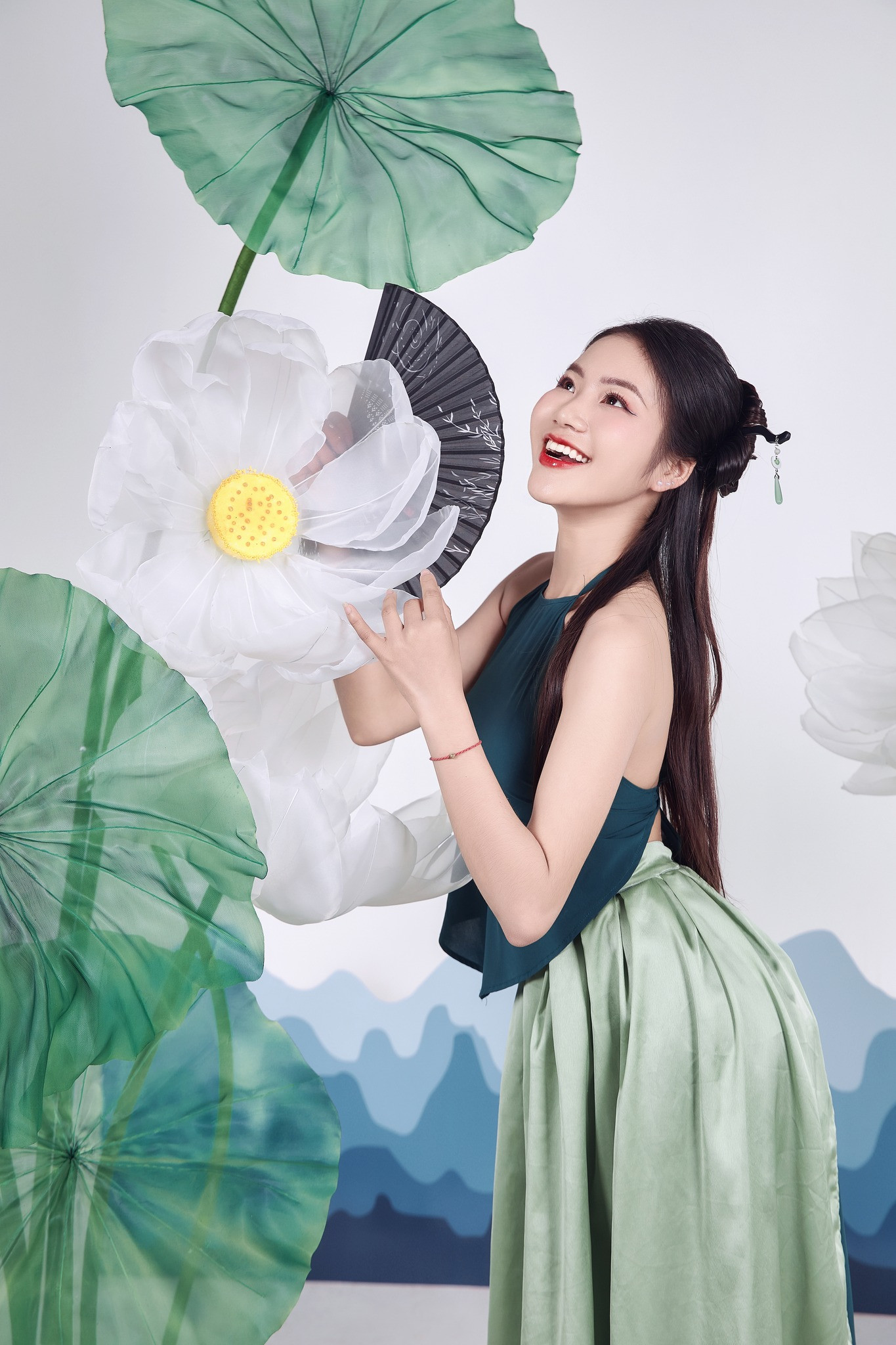 Hoàng Thị Thương (SBD 44) - nữ sinh khoa Viết văn, Báo chí. Hoàng Thị Thương (SBD 44) - nữ sinh khoa Viết văn, Báo chí.