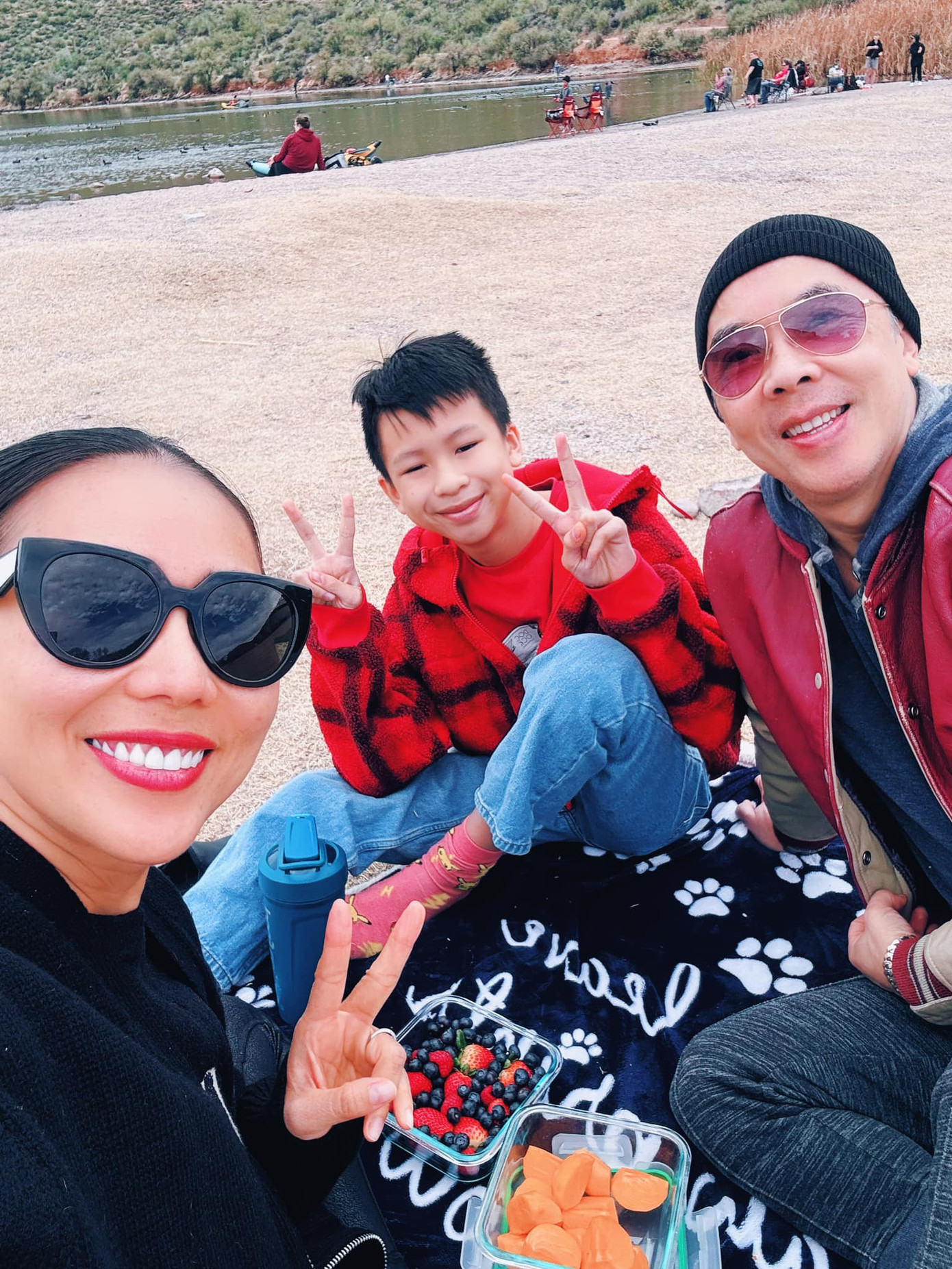 Những khoảnh khắc đời thường được Khánh Ngọc chia sẻ. Ảnh: FBNV.