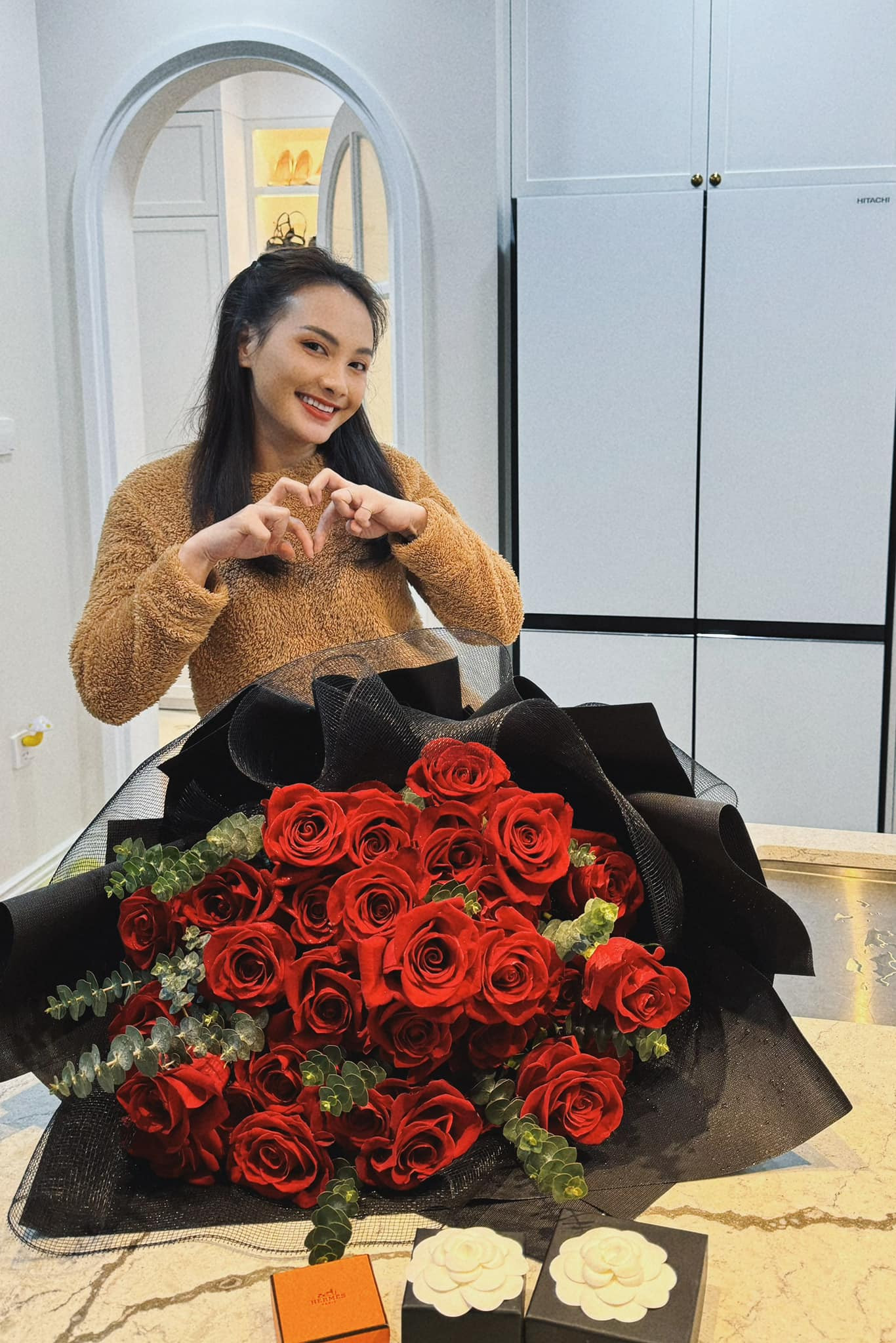 Bảo Thanh hạnh phúc khi nhận 33 bông hồng đỏ từ chồng. "Nhân ngày của em - em xin tôn vinh chồng vì đã tặng em bó hoa hồng xinh xinh trong ảnh. Cảm ơn anh", Bảo Thanh chia sẻ.