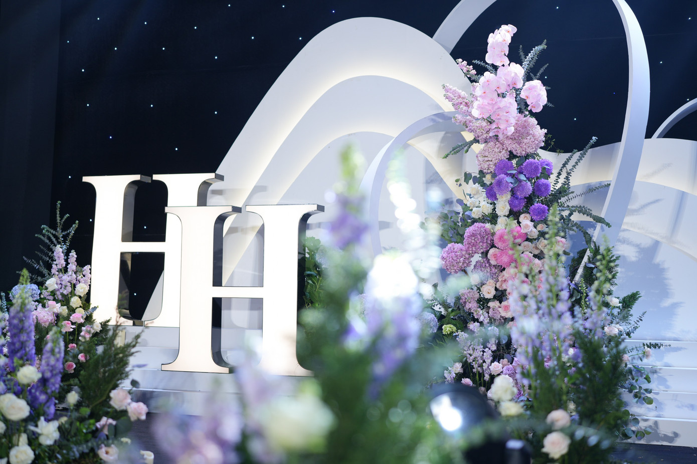 Cô dâu Chu Thanh Huyền tổ chức tiệc mừng ở Sơn Tây vào chiều qua nhưng không có sự xuất hiện của Quang Hải. "Ngày mai anh Hải và gia đình nhà trai mới đến. Theo phong tục ở địa phương, ngày hôm trước chỉ có nhà gái ăn tiệc còn ngày chính 28/3 nhà trai đến đón dâu”, Chu Thanh Huyền chia sẻ.