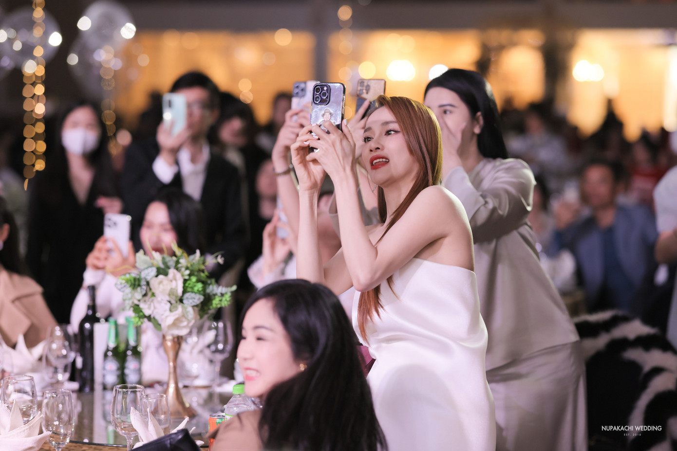 Các khách mời cùng lưu lại những khoảnh khắc đáng nhớ trong hôn lễ của Kim Oanh và Vũ Tuấn Việt. Kim Oanh giữ kín danh tính chú rể và chỉ hé lộ trước đám cưới đúng một ngày. Vũ Tuấn Việt sinh năm 1992, là Á quân Vietnam's Next Top Model 2013. Lấn sân sang diễn xuất, anh từng góp mặt trong một số bộ phim như Lạc giới, Cầu vồng không sắc, Ba vợ cưới vợ ba, Lôi Báo, Người bất tử...