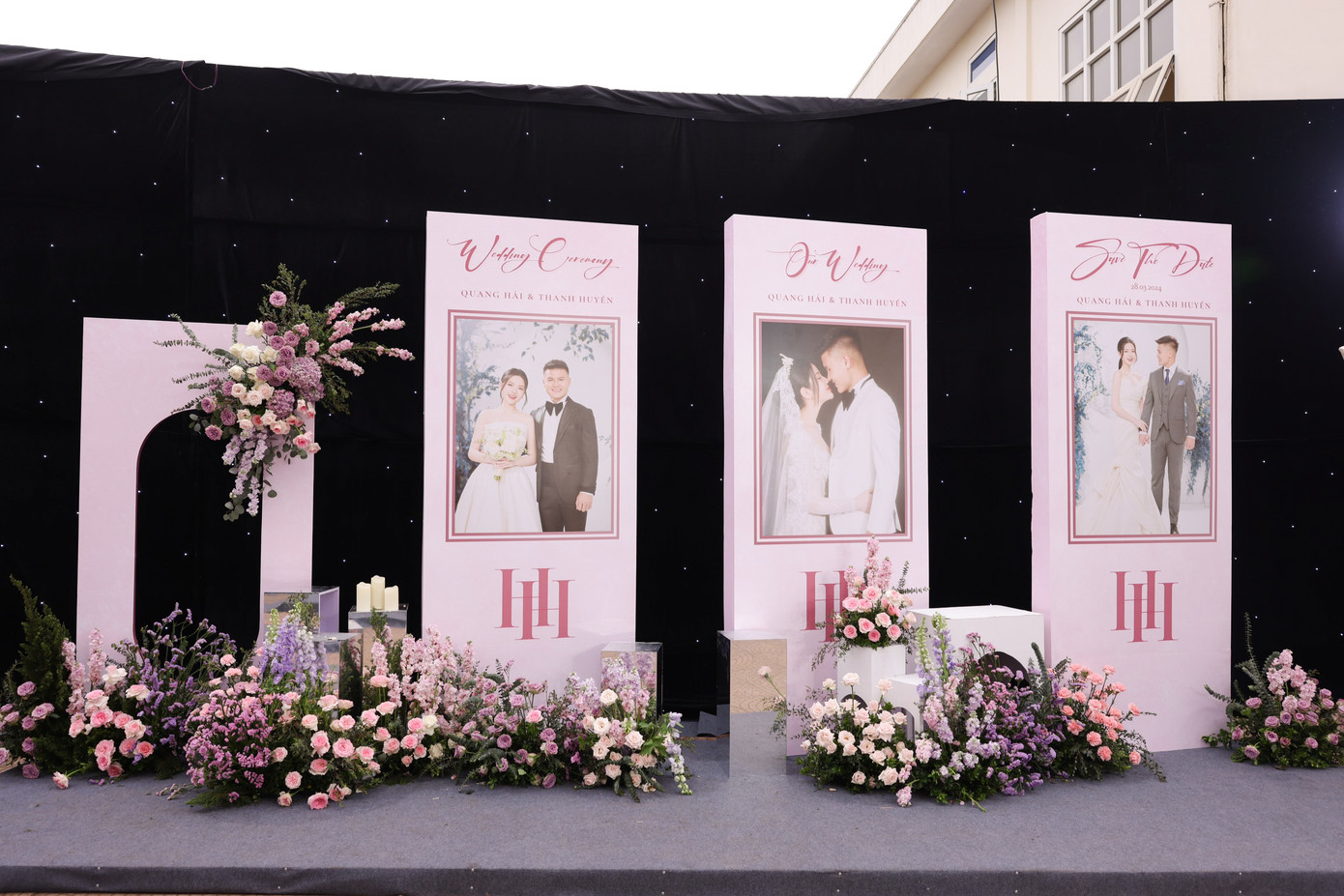 Lúc này, công tác chuẩn bị ở nhà cô dâu Chu Thanh Huyền đã sẵn sàng. Rạp cưới được trang trí chủ yếu với tông trắng, hồng.