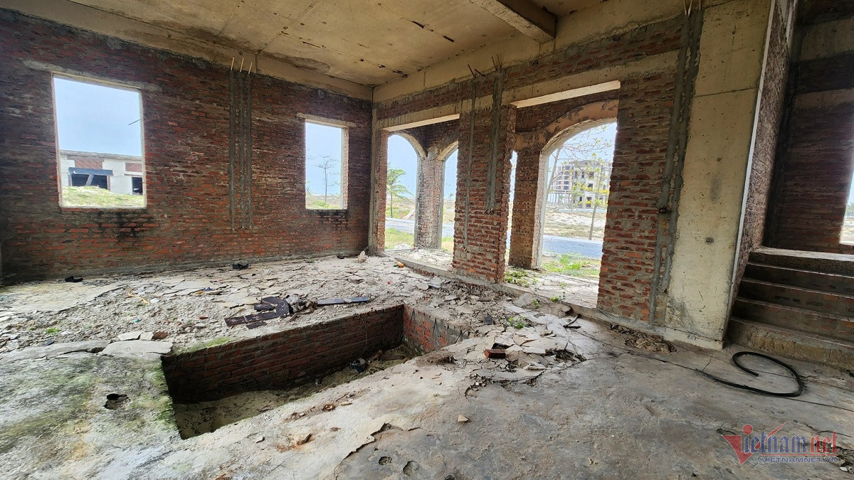 Phía trong các phân khu hoang tàn, bắt đầu hư hỏng. Ảnh: CTV.