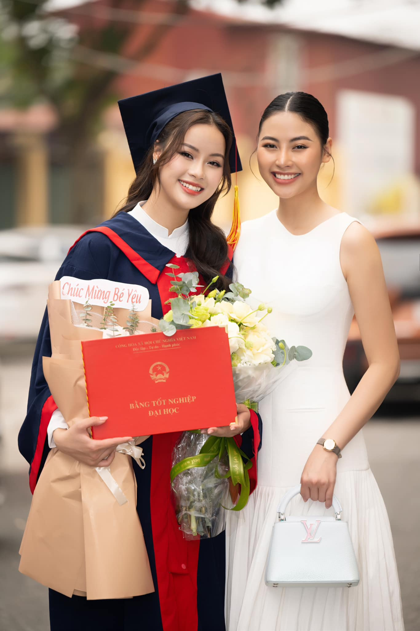 Bố mẹ và chị gái Đào Hà có mặt chúc mừng trong ngày Á hậu Đào Hiền nhận bằng tốt nghiệp.