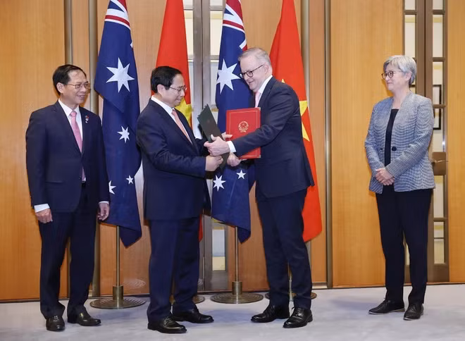 Thủ tướng Phạm Minh Chính và Thủ tướng Australia Anthony Albanese trao văn kiện về thiết lập quan hệ Đối tác Chiến lược Toàn diện. (Ảnh: Dương Giang/TTXVN) Thủ tướng Phạm Minh Chính và Thủ tướng Australia Anthony Albanese trao văn kiện về thiết lập quan hệ Đối tác Chiến lược Toàn diện. (Ảnh: Dương Giang/TTXVN)