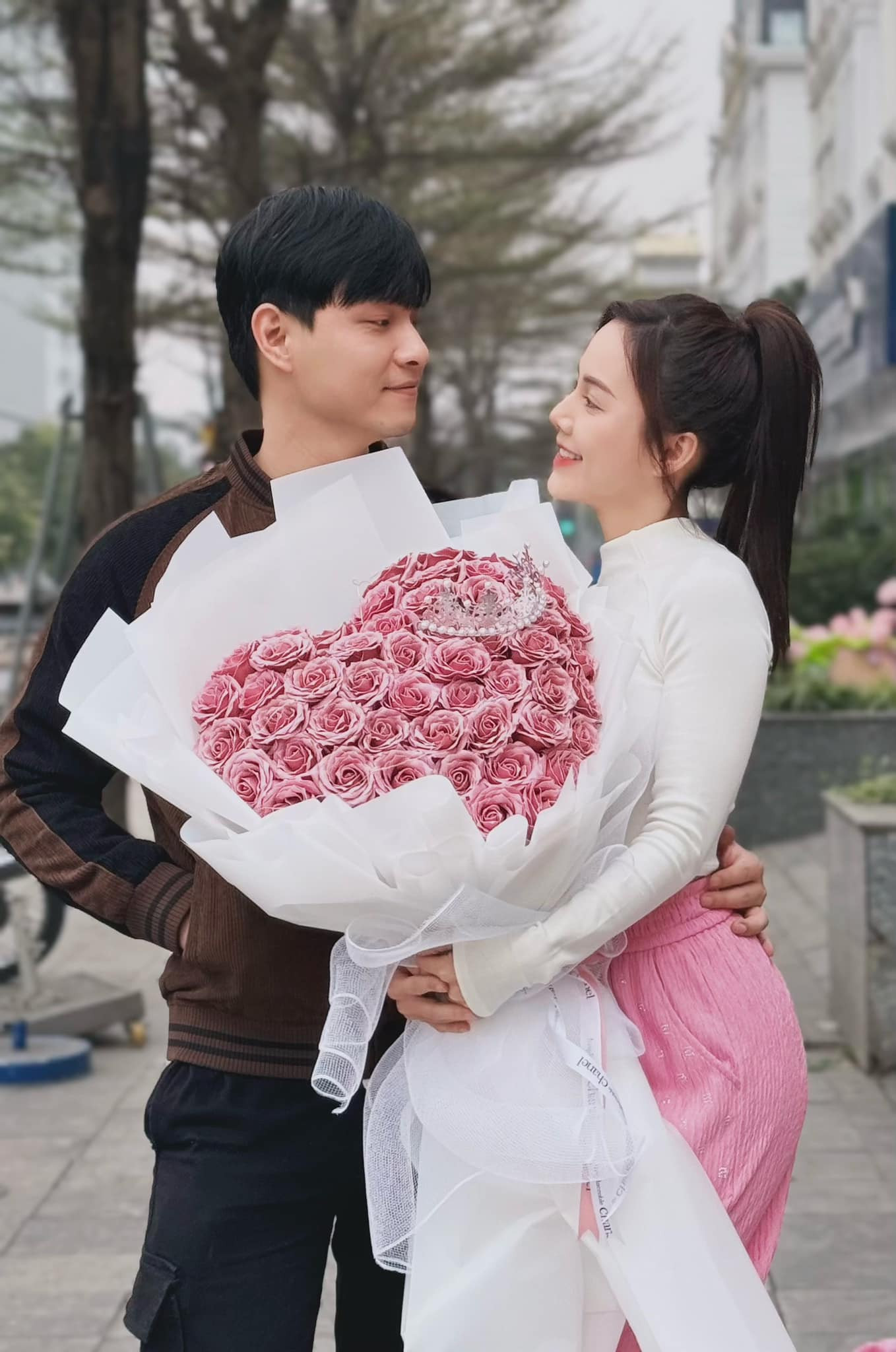 Tô Dũng và Minh Thu công khai hẹn hò. Tô Dũng và Minh Thu công khai hẹn hò.