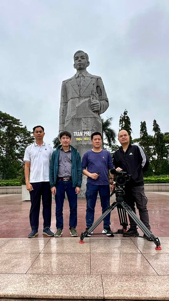 Nhà quay phim Vương Khánh Trần Linh cùng các đồng nghiệp trong chuyến công tác tại Hà Tĩnh. Đây cũng là nơi anh đột ngột qua đời do nhồi máu cơ tim.