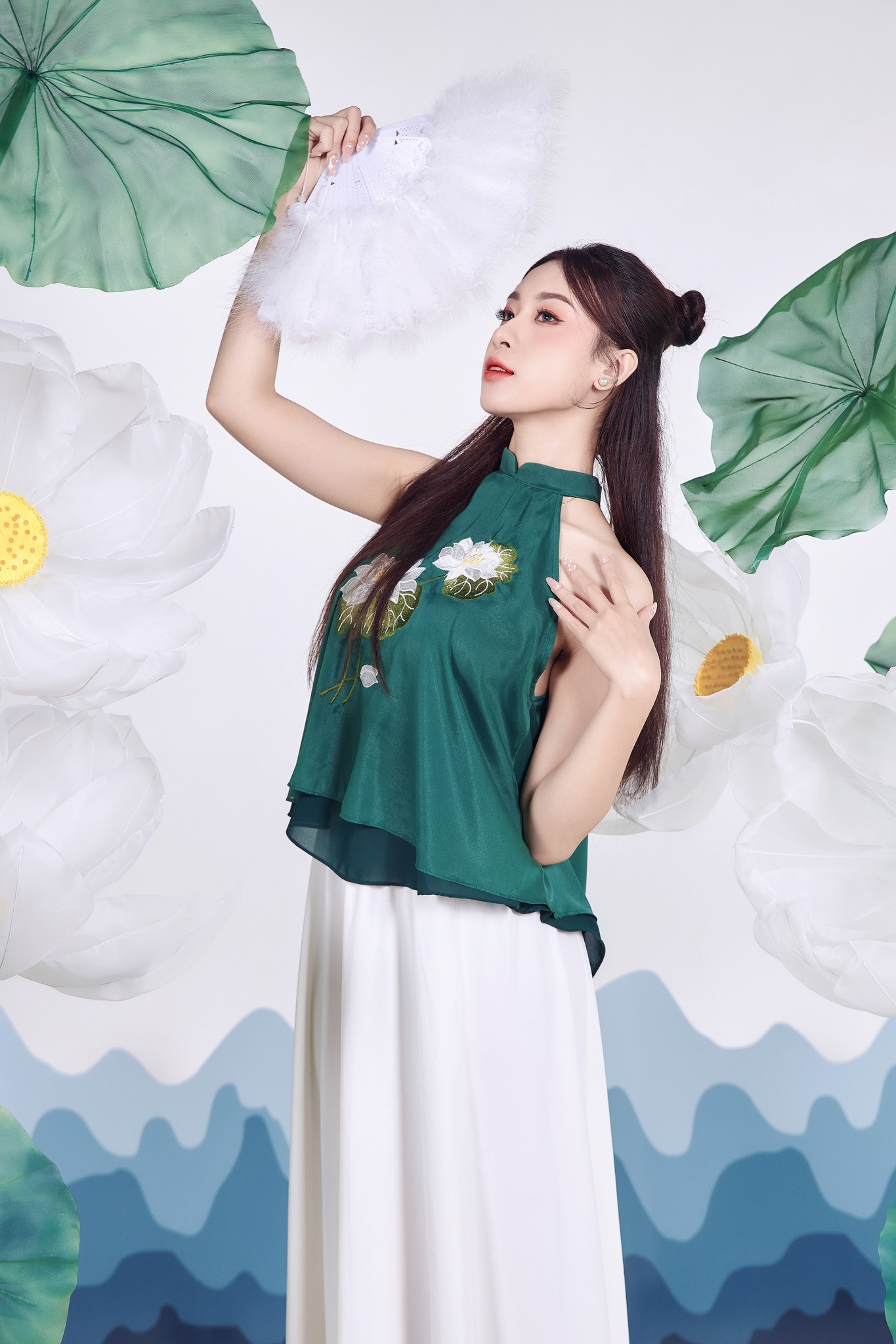 Trần Đinh Quỳnh Trang (SBD 48) sinh viên khoa Quản lý Văn hoá Nghệ thuật. Trần Đinh Quỳnh Trang (SBD 48) sinh viên khoa Quản lý Văn hoá Nghệ thuật.