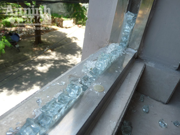 Vụ nổ khiến tấm kính tầng 2 vỡ vụn . Vụ nổ khiến tấm kính tầng 2 vỡ vụn