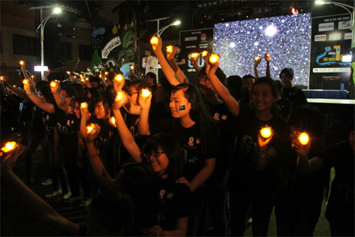 Từ hai năm nay, giới trẻ TP.HCM không đốt nến mà sử dụng đèn led tiết kiệm năng lượng để thắp sáng trong Giờ Trái đất.