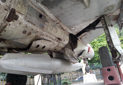 Đến vùng trời Sơn La, Phạm Tuân phát hiện mục tiêu B52 và xin phép vào công kích. Do địch chưa phát hiện Mig 21 “bám đuôi”, Phạm Tuân nhanh chóng vượt qua hàng rào máy bay tiêm kích yểm hộ của địch, bám được B52, công kích bằng 2 quả tên lửa.