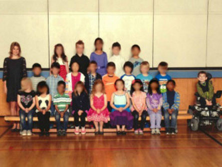 Hình ảnh bé Ambridge bị "cách ly" với các bạn trong lớp.. Hình ảnh bé Ambridge bị