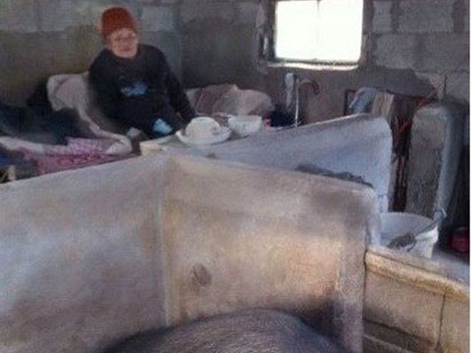 Vụ con trai nhốt mẹ vào chuồng heo hôi hám là vụ xìcăngđan lớn ở Trung Quốc. Ảnh: Weibo