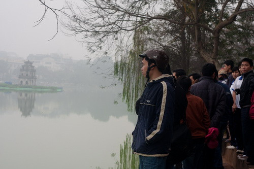 Hàng trăm người lo lắng pha lẫn xót thương khi thấy rõ vết thương của cụ rùa Ảnh: Tiến Thành