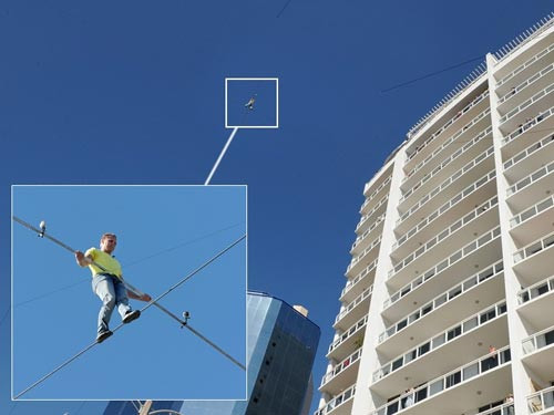 Anh Nik Wallenda đi dây từ một cần cẩu đến tháp Marina ở Sarasota, Florida. Khoảng cách 60 m và độ cao hơn 180 m nhưng anh Wallenda hoàn toàn không có phương tiện bảo hộ. Ảnh: MCT /Landov / Barcroft Media