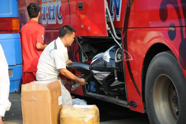 Hành lý, tư trang, trong đó có cả xe máy cũng được đưa lên xe. Hành lý, tư trang, trong đó có cả xe máy cũng được du khách chất đầy xe