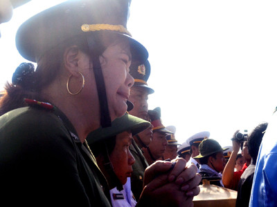 Phút tưởng niệm cha mình, chị Hà không thể cầm lòng