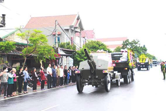 Nghìn người đội mưa đón linh cữu Chủ tịch nước về quê nhà ảnh 9