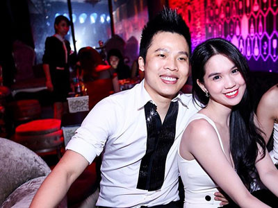 Khắc Tiệp vừa đón tuổi mới rộn ràng bên dài chân dài của Venus. Ông trùm chân dài không ngần ngại ôm ấp tình tứ Ngọc Trinh.. Khắc Tiệp vừa đón tuổi mới rộn ràng bên dài chân dài của Venus. Ông trùm chân dài không ngần ngại ôm ấp tình tứ Ngọc Trinh.