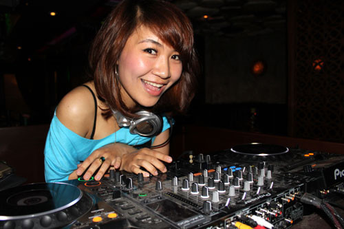 Ngoài âm nhạc, nữ sinh ngành Quan hệ Quốc tế này rất thích đi mua sắm, đặc biệt là túi xách. Ảnh: MP