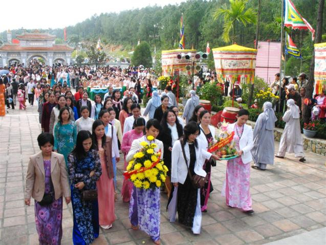 Các đoàn đại biểu vào dâng hương tưởng niệm Huyền Trân Công Chúa - Ảnh: Thanh Tùng