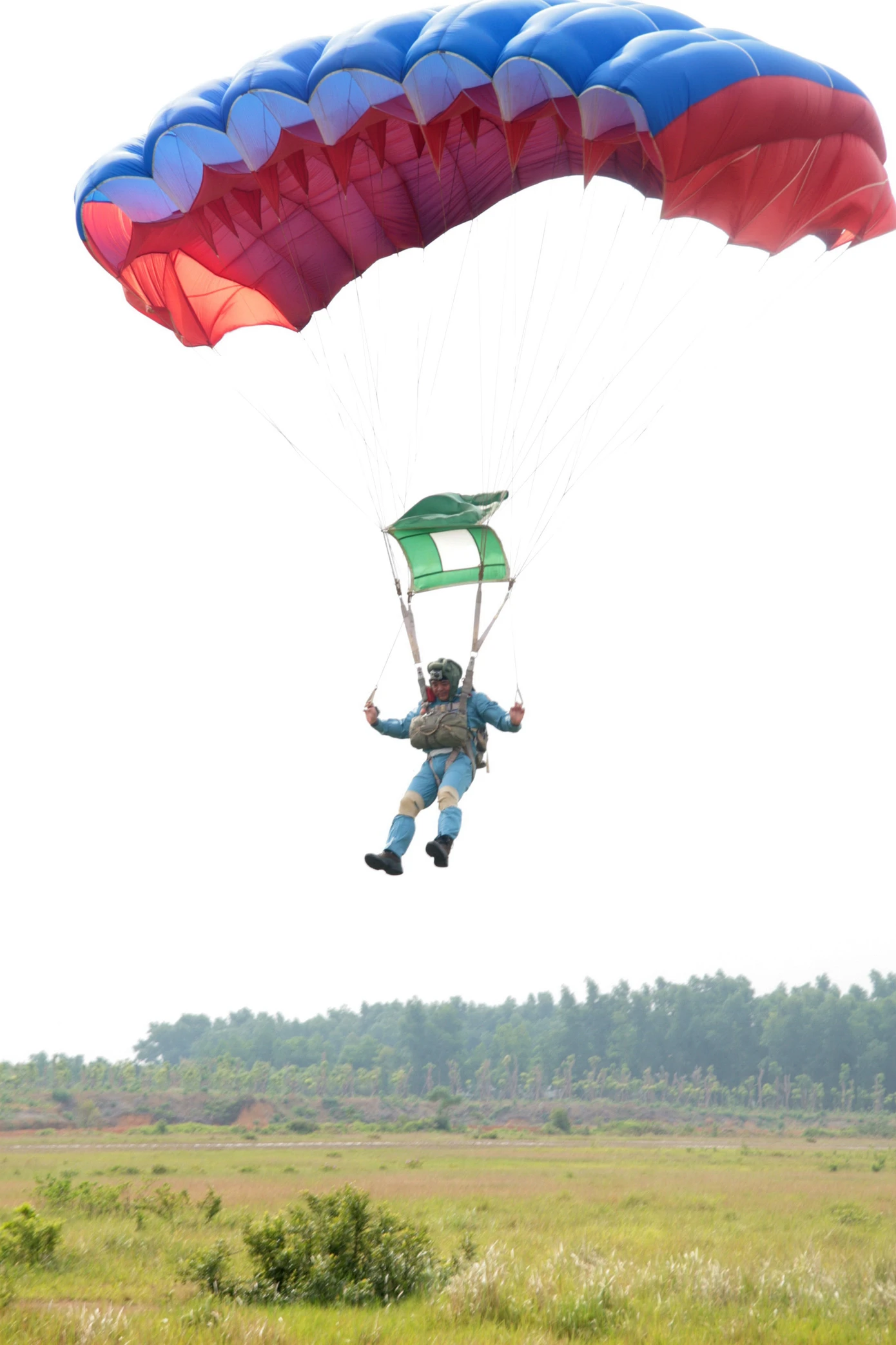 Hoàn thành cú nhảy hiếm có trong đời. Ảnh: Lê Hồng Quang