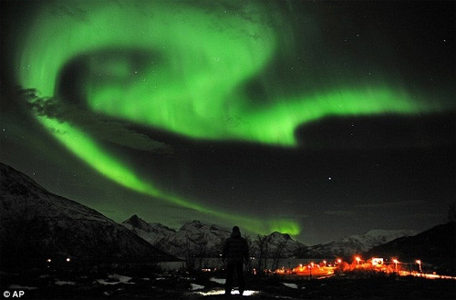 Cực quang ở phía Nam Iceland Cực quang ở gần thành phố Trondheim Nauy Cực quang ở gần thành phố Tromsoe, Bắc Nauy Hình ảnh cực quang ở Alnwick, Northumberland, Vương quốc Anh – nơi cực quang hiếm xuất hiện Vùng đất hoang Pennine tại vùng biên giới giữa County Durham và North Yorkshire Thị trấn Lakselv ở Porsanger Fjord, Nauy Donegal, Ireland