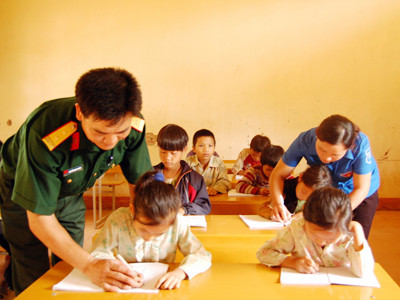 Bộ đội Đoàn 326 và trí thức trẻ tình nguyện dạy học cho học sinh Trường Tiểu học Khoang Cáp (xã Mường Và, huyện Sốp Cộp, tỉnh Sơn La)