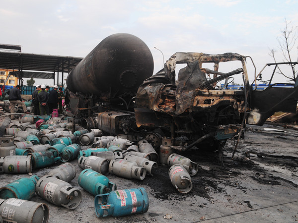 Xe bồn sang nạp gas phát nổ. Ảnh: Tuấn Nguyễn