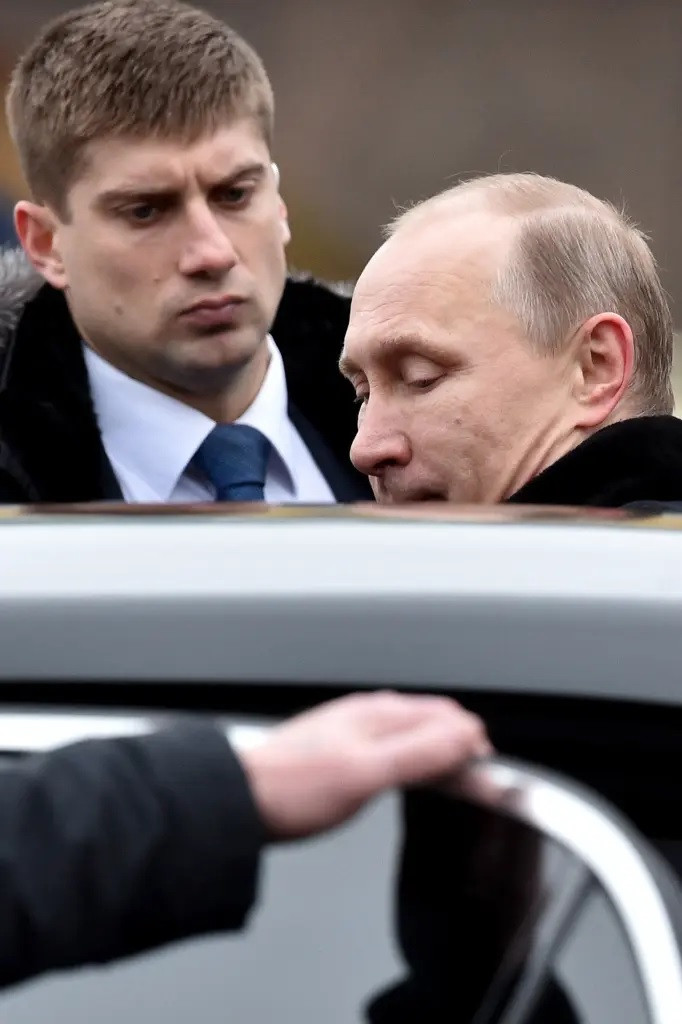 Một cận vệ hộ tống Tổng thống Nga Vladimir Putin (phải) trong một buổi lễ quân sự ở Mátxcơva ngày 23/2/2015. Ảnh: Getty Images. Một cận vệ hộ tống Tổng thống Nga Vladimir Putin (phải) trong một buổi lễ quân sự ở Mátxcơva ngày 23/2/2015. Ảnh: Getty Images.