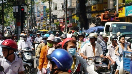 Giao thông qua khu vực xảy ra sự cố gặp nhiều khó khăn