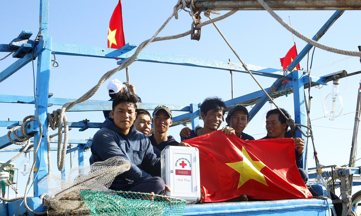 Cờ Tổ quốc, tủ thuốc y tế đến tay ngư dân Lý Sơn ảnh 3