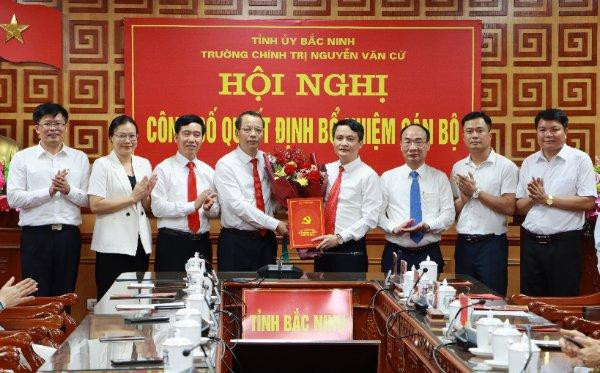Phó Bí thư Thường trực Tỉnh ủy Bắc Ninh Nguyễn Quốc Chung trao quyết định cho ông Trần Văn Vững.