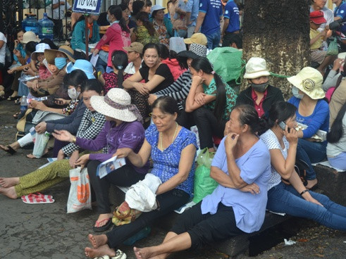 Phụ huynh tại TP.HCM chờ thí sinh thi trước cổng trường ĐH Sài Gòn