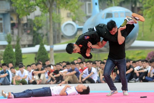 Mục kích Cảnh sát dự bị đặc nhiệm diễn tập bắt khủng bố ảnh 3