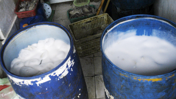 Thực phẩm kém chất lượng được ngâm hóa chất để tẩy mùi thối